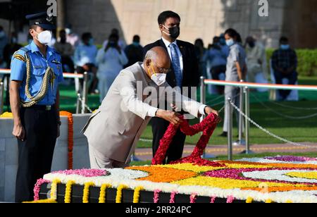 201002 -- NEW DELHI, 2 octobre 2020 -- le président indien RAM Nath Kovind rend hommage floral pour commémorer l'anniversaire de naissance du Mahatma Gandhi à Rajghat, le mémorial du Mahatma Gandhi à New Delhi, en Inde, le 2 octobre 2020. Le 151e anniversaire du Mahatma Gandhi, le Père de la Nation de l Inde, a été célébré vendredi. Photo de /Xinhua INDIA-NEW DELHI-MAHATMA GANDHI-ANNIVERSAIRE DE NAISSANCE ParthaxSarkar PUBLICATIONxNOTxINxCHN Banque D'Images