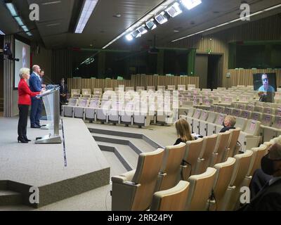 201002 -- BRUXELLES, le 2 octobre 2020 -- le président du Conseil européen Charles Michel 2e L et la présidente de la Commission européenne Ursula von der Leyen 1e L assistent à une conférence de presse en ligne après la première journée de réunion du sommet spécial de l'UE à Bruxelles, Belgique, le 2 octobre 2020. L'UE est prête à imposer des sanctions à la Turquie tout en étant disposée à s'engager avec le pays pour résoudre les différends concernant les réserves énergétiques en Méditerranée orientale, ont déclaré les dirigeants de l'UE début vendredi. /Document via Xinhua BELGIQUE-BRUXELLES-UE-SPECIAL SUMMIT EuropeanxUnion PUBLICATIONxNOTxINxCHN Banque D'Images