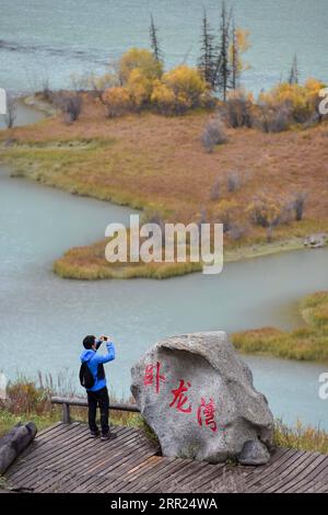 201002 -- URUMQI, le 2 octobre 2020 -- Un touriste prend des photos dans la zone panoramique de Kanas dans la préfecture d'Altay, dans la région autonome ouïgour du Xinjiang, au nord-ouest de la Chine, le 18 septembre 2020. La reprise du tourisme dans le Xinjiang a été stimulée par la prévention et le contrôle des épidémies qui deviennent une nouvelle norme. CHINE-XINJIANG-TOURISME CN DingxLei PUBLICATIONxNOTxINxCHN Banque D'Images