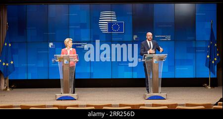 Eu-Gipfel à Brüssel 201002 -- BRUXELLES, le 2 octobre 2020 -- le président du Conseil européen Charles Michel R et la présidente de la Commission européenne Ursula von der Leyen assistent à une conférence de presse en ligne après le sommet spécial de l'UE à Bruxelles, Belgique, le 2 octobre 2020. Le Conseil européen a clôturé vendredi après-midi un sommet spécial de deux jours. /Document via Xinhua BELGIQUE-BRUXELLES-UE-SOMMET SPÉCIAL-CONCLUSION EuropeanxUnion PUBLICATIONxNOTxINxCHN Banque D'Images