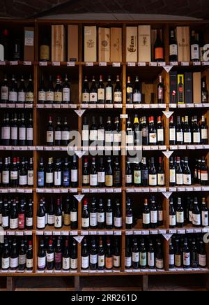 La Morra, Piémont, Italie - 8 septembre 2022 : intérieur d'une boutique de vins à la Morra, Piémont, Italie Banque D'Images