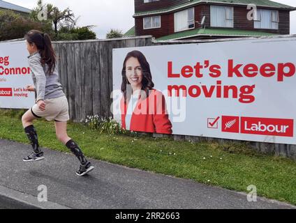 201004 -- WELLINGTON, le 4 octobre 2020 -- Une fille court devant les affiches du Parti travailliste à Wellington, Nouvelle-Zélande, le 3 octobre 2020. Les bureaux de vote à travers la Nouvelle-Zélande ont ouvert leurs portes samedi pour permettre aux électeurs de voter par anticipation pour les élections générales et les référendums de 2020. NOUVELLE-ZÉLANDE-ELECTIONS GÉNÉRALES-VOTE PAR ANTICIPATION GUOXLEI PUBLICATIONXNOTXINXCHN Banque D'Images