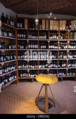 La Morra, Piémont, Italie - 8 septembre 2022 : intérieur d'une boutique de vins à la Morra, Piémont, Italie Banque D'Images