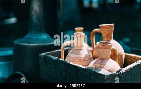 Navires d'argile traditionnels géorgiens pour le vin. Ensemble de cruches à vin traditionnelles géorgiennes en argile. Carafes en argile orientales faites à la main pour le vin Banque D'Images