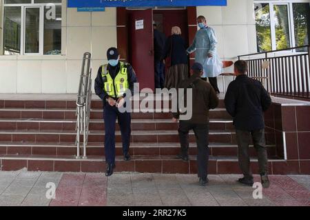 201005 -- BICHKEK, le 5 octobre 2020 -- les électeurs arrivent à un bureau de vote à Bichkek, au Kirghizistan, le 4 octobre 2020. Les élections législatives se sont terminées au Kirghizistan dimanche dernier. Selon les données de lecture automatique des urnes, quatre partis - Birimdik 24,54 pour cent, Mekenim Kirghizistan 23,9 pour cent, Kirghizistan 8,74 pour cent et Butun Kirghizistan 7,09 pour cent - ont dépassé le seuil de 7 pour cent et peuvent entrer au Parlement. Les données officielles seront annoncées après le dépouillement manuel de tous les bulletins de vote. Photo de /Xinhua KIRGHIZISTAN-BICHKEK-ELECTIONS PARLEMENTAIRES Roman PUBLICATIONxNOTxINxCHN Banque D'Images