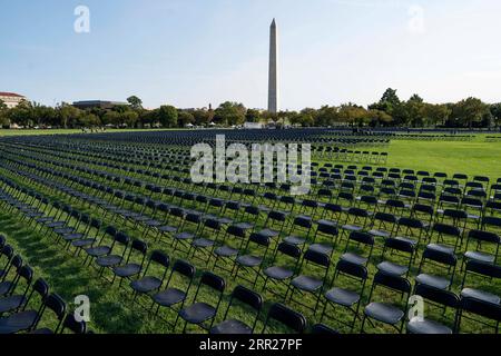 201005 -- BEIJING, le 5 octobre 2020 -- des chaises vides sont assises sur l'Ellipse près de la Maison Blanche à Washington, D.C., États-Unis, le 4 octobre 2020. Vingt mille chaises vides ont été installées près de la Maison Blanche dimanche pour pleurer les plus de 200 000 vies perdues aux États-Unis à cause du COVID-19. PHOTOS XINHUA DU JOUR LiuxJie PUBLICATIONxNOTxINxCHN Banque D'Images