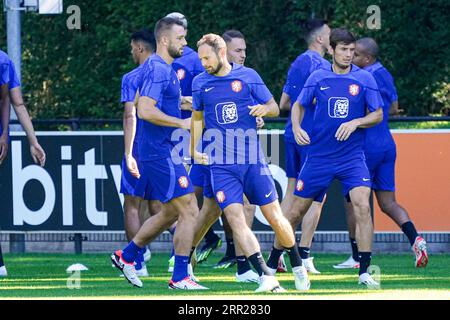 Zeist, pays-Bas. 06 septembre 2023. ZEIST, PAYS-BAS - SEPTEMBRE 6 : Stefan de Vrij des pays-Bas, Daley Blind des pays-Bas, Marten de Roon des pays-Bas pendant l'échauffement pendant la session d'entraînement de l'équipe nationale des pays-Bas au campus KNVB le 6 septembre 2023 à Zeist, pays-Bas (photo de Jeroen Meuwsen/Orange Pictures) crédit : orange pics BV/Alamy Live News Banque D'Images