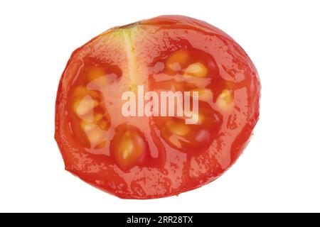 Coupe transversale d'une tomate cocktail, macro shot, fond blanc Banque D'Images