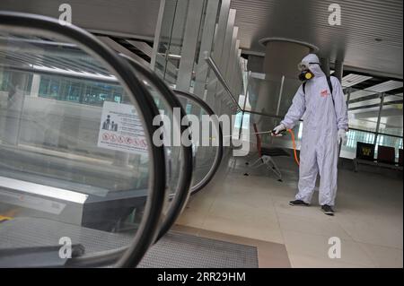 201006 -- YOGYAKARTA, 6 octobre 2020 -- un travailleur portant une combinaison de protection pulvérise du désinfectant à l'aéroport international de Yogyakarta à Yogyakarta, Indonésie, le 6 octobre 2020. Mardi, le nombre total de cas de COVID-19 en Indonésie a atteint 311 176, avec 236 437 personnes récupérées et 11 374 décédées. Photo de /Xinhua INDONESIA-YOGYAKARTA-DESINFECTION Supriyanto PUBLICATIONxNOTxINxCHN Banque D'Images