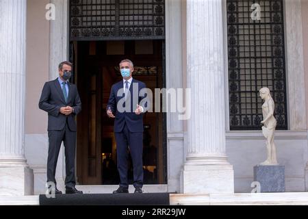 201006 -- ATHÈNES, le 6 octobre 2020 -- le Premier ministre grec Kyriakos Mitsotakis L accueille le secrétaire général de l OTAN, Jens Stoltenberg, au cabinet du premier ministre, à Athènes, en Grèce, le 6 octobre 2020. POUR ALLER AVEC l'OTAN optimiste sur le règlement des différends entre Athènes, Ankara sur les droits de forage GRÈCE-ATHÈNES-PM-OTAN-RÉUNION MariosxLolos PUBLICATIONxNOTxINxCHN Banque D'Images