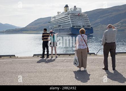 Ullapool, Highland, Écosse, Royaume-Uni. 6 septembre 2023. Brûlant dans les Highlands avec une température de 23 degrés centigrades à l'heure du déjeuner après un départ brumeux. Sur la photo : touristes avec le paquebot de croisière Spirit of Adventure en arrière-plan. Crédit : Scottishcreative/alamy Live News. Banque D'Images