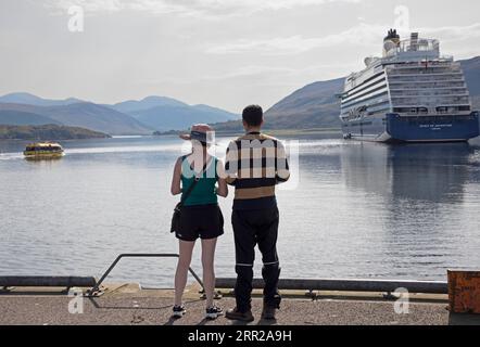 Ullapool, Highland, Écosse, Royaume-Uni. 6 septembre 2023. Brûlant dans les Highlands avec une température de 23 degrés centigrades à l'heure du déjeuner après un départ brumeux. Sur la photo : touristes avec le paquebot de croisière Spirit of Adventure en arrière-plan. Crédit : Scottishcreative/alamy Live News. Banque D'Images