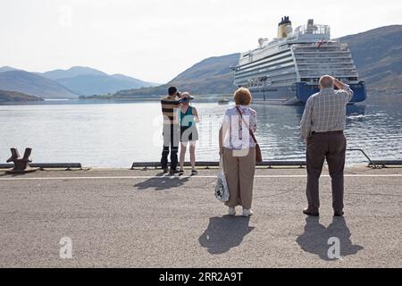 Ullapool, Highland, Écosse, Royaume-Uni. 6 septembre 2023. Brûlant dans les Highlands avec une température de 23 degrés centigrades à l'heure du déjeuner après un départ brumeux. Sur la photo : touristes avec le paquebot de croisière Spirit of Adventure en arrière-plan. Crédit : Scottishcreative/alamy Live News. Banque D'Images