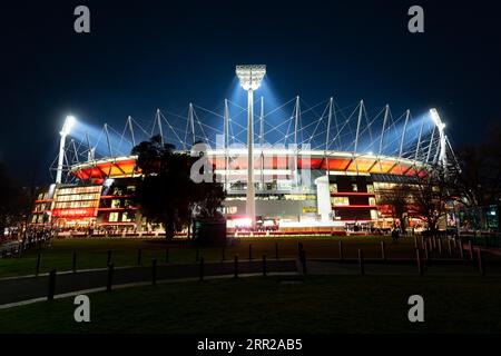 Vue au crépuscule sur la célèbre Skyline de Melbourne et le stade Melbourne Cricket Ground à Melbourne, Victoria, Australie Banque D'Images