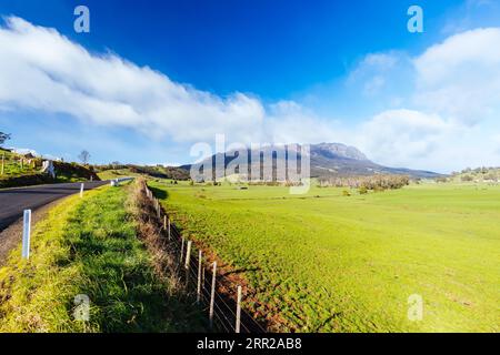 Le magnifique Mont Roland dans le centre de la Tasmanie a une belle journée de printemps ensoleillée près de la ville de Sheffield en Tasmanie, en Australie Banque D'Images