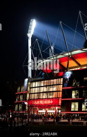 Vue au crépuscule sur la célèbre Skyline de Melbourne et le stade Melbourne Cricket Ground à Melbourne, Victoria, Australie Banque D'Images