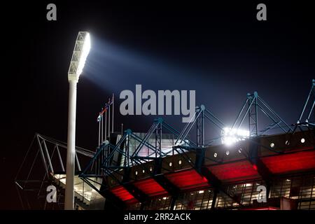 Vue au crépuscule sur la célèbre Skyline de Melbourne et le stade Melbourne Cricket Ground à Melbourne, Victoria, Australie Banque D'Images