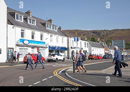 Ullapool, Highland, Écosse, Royaume-Uni. 6 septembre 2023. Brûlant dans les Highlands avec une température de 23 degrés centigrades à l'heure du déjeuner après un départ brumeux. Crédit : Scottishcreative/alamy Live News. Banque D'Images