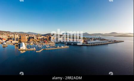 HOBART, TASMANIE, SEPTEMBRE 14 : vue vers le Mont Wellington au-dessus de la zone du quai et du CBD à Hobart, Tasmanie, Australie le 14 septembre 2022 Banque D'Images