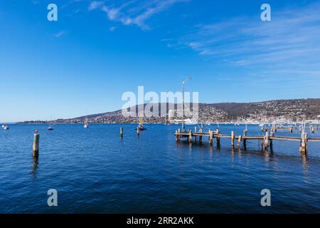 Une vue vers Sandy Bay depuis une rampe de bateau un matin de printemps à Battery point, Hobart, Tasmanie, Australie Banque D'Images