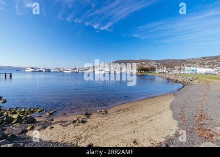 HOBART, AUSTRALIE, 15 SEPTEMBRE 2022 : une vue vers Sandy Bay depuis la réserve Errol Flynn un matin de printemps à Battery point, Hobart, Tasmanie Banque D'Images