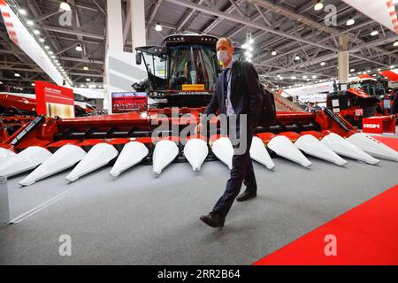 201008 -- MOSCOU, le 8 octobre 2020 -- Un visiteur portant un masque facial pour se protéger contre le COVID-19 passe devant les machines agricoles exposées lors de l'exposition agricole internationale Agrosalon à Moscou, Russie, le 7 octobre 2020. L'exposition a lieu tous les deux ans à Moscou. Photo de /Xinhua RUSSIA-MOSCOW-AGROSALON AlexanderxZemlianichenkoxJr PUBLICATIONxNOTxINxCHN Banque D'Images