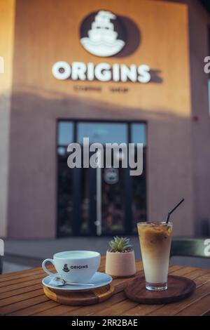 Une tasse de café fumante est posée sur la table, libérant des notes riches et aromatiques qui dansent dans les airs Banque D'Images