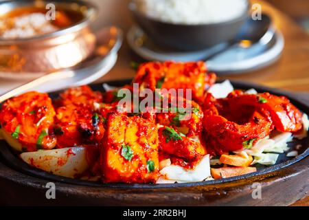 Tandoori Paneer Tikka. Cubes de fromage cottage, tomates, poivrons et oignons finis au four en argile. Le choix du végétarien indien de four en argile co Banque D'Images