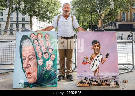 Londres, Royaume-Uni. 06 septembre 2023. Artiste et peintre satirique Kaya Mar devant Downing Street à Westminster ce matin avec deux de ses peintures thématiques représentant des scénarios politiques actuels et passés, dans ce cas le prochain anniversaire de la mort de la reine et sa survie de nombreux PM au pouvoir, et le Premier ministre Rishi Sunak. Crédit : Imageplotter/Alamy Live News Banque D'Images