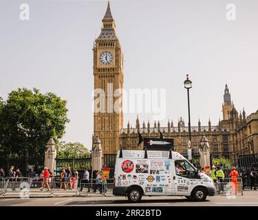 Londres, Royaume-Uni. 06 septembre 2023. Des manifestants de divers groupes se rassemblent aujourd'hui contre la zone à ultra-faible émission (ULEZ) devant les chambres du Parlement à Westminster. Le maire de Londres, Sadiq Khan, qui, en sa qualité, supervise l'introduction et l'extension de l'ULEZ, semble également être la cible de leur protestation. Crédit : Imageplotter/Alamy Live News Banque D'Images