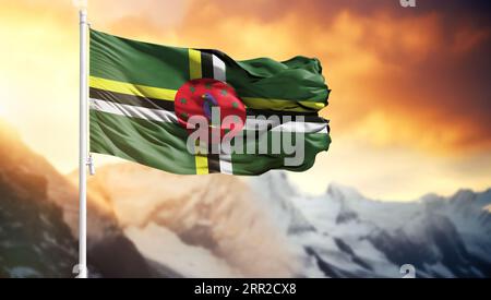 Drapeau de la Dominique sur un mât contre un ciel coloré Banque D'Images