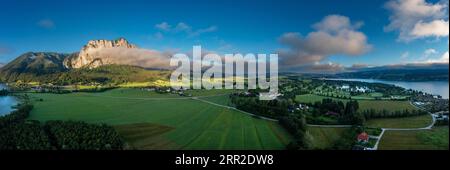 Drone shot, panorama shot, brouillard matinal sur Sankt Lorenz avec Schafberg et Drachenwand, Mondsee, Mondseeland, Salzkammergut, haute-Autriche, Autriche Banque D'Images