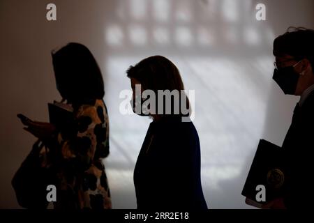 201010 -- BEIJING, le 10 octobre 2020 -- la présidente de la Chambre des représentants des États-Unis Nancy Pelosi C quitte le Parlement après une conférence de presse au Capitol Hill à Washington, D.C., aux États-Unis, le 9 octobre 2020. Le président américain Donald Trump a approuvé un plan révisé de secours COVID-19 dans les négociations avec les démocrates du Congrès, a déclaré vendredi le directeur du Conseil économique national de la Maison Blanche, Larry Kudlow. Le secrétaire au Trésor américain Steven Mnuchin devrait discuter d'une nouvelle proposition d'allégement de 1,8 billions de dollars américains avec la présidente de la Chambre Nancy Pelosi lorsque les deux parleront vendredi après-midi, selon le Wall Street Journal. Photo par Banque D'Images