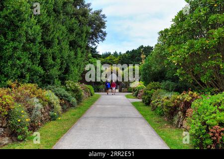 Visiteurs devant l'entrée, jardin, jardin de l'abbaye de Tresco, îles Scilly, îles Scilly, Cornouailles, Angleterre, Grande-Bretagne Banque D'Images