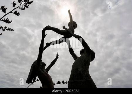 Sculpture, trois enfants jouant, les enfants Tresco, artiste David Wynne, rétroéclairage, Tresco Abbey Garden, Isles of Scilly, Cornouailles, Angleterre Banque D'Images