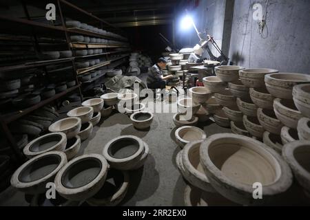 201011 -- PÉKIN, le 11 octobre 2020 -- Un ouvrier fabrique de la poterie dans un atelier du comté de Zhijin, dans la province du Guizhou, dans le sud-ouest de la Chine, le 9 octobre 2020. Photo de /Xinhua XINHUA PHOTOS DU JOUR WangxChunliang PUBLICATIONxNOTxINxCHN Banque D'Images