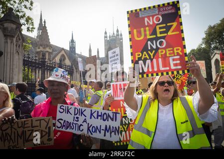 Londres, Royaume-Uni. 06 septembre 2023. Les personnes portant des pancartes protestent contre l'expansion de l'ULEZ. Des centaines de manifestants se sont rassemblés devant le Parlement devant le Premier ministre pour assister aux PMQ. La zone à ultra-faibles émissions a été introduite pour lutter contre la pollution atmosphérique ; cependant, beaucoup considèrent le système comme une autre taxe sur les pauvres en raison de véhicules plus anciens qui ne sont pas conformes. Crédit : Andy Barton/Alamy Live News Banque D'Images