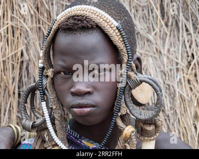 Garçon de la tribu Mursi avec coiffe, portrait, Ethiopie Banque D'Images