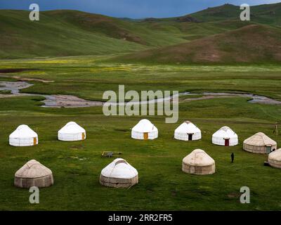 Yourtes au bord de la rivière, lac son-Kul, Kirghizistan Banque D'Images