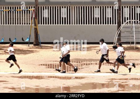 201011 -- COLOMBO, le 11 octobre 2020 -- les étudiants qui terminent leurs examens se présentent sur le campus d'une école à Colombo, au Sri Lanka, le 11 octobre 2020. Environ 330 000 étudiants sri-lankais ont passé l’examen de bourse, également connu sous le nom d’examen de bourse de 5e année, dans près de 3 000 centres d’examen à travers le pays dimanche au milieu de la pandémie de COVID-19. SRI LANKA-COLOMBO-COVID-19-GRADE 5 EXAMEN DE BOURSE TANGXLU PUBLICATIONXNOTXINXCHN Banque D'Images