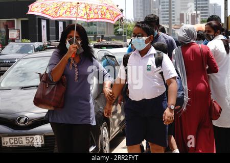 201011 -- COLOMBO, le 11 octobre 2020 -- Un étudiant qui termine ses examens rencontre sa mère à l'extérieur d'une école à Colombo, au Sri Lanka, le 11 octobre 2020. Environ 330 000 étudiants sri-lankais ont passé l’examen de bourse, également connu sous le nom d’examen de bourse de 5e année, dans près de 3 000 centres d’examen à travers le pays dimanche au milieu de la pandémie de COVID-19. SRI LANKA-COLOMBO-COVID-19-GRADE 5 EXAMEN DE BOURSE TANGXLU PUBLICATIONXNOTXINXCHN Banque D'Images