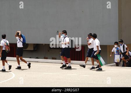 201011 -- COLOMBO, le 11 octobre 2020 -- des étudiants qui terminent leurs examens marchent sur le campus d'une école à Colombo, au Sri Lanka, le 11 octobre 2020. Environ 330 000 étudiants sri-lankais ont passé l’examen de bourse, également connu sous le nom d’examen de bourse de 5e année, dans près de 3 000 centres d’examen à travers le pays dimanche au milieu de la pandémie de COVID-19. SRI LANKA-COLOMBO-COVID-19-GRADE 5 EXAMEN DE BOURSE TANGXLU PUBLICATIONXNOTXINXCHN Banque D'Images