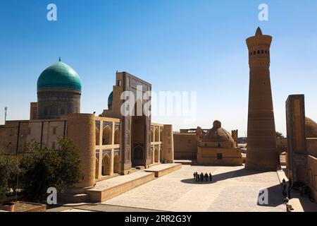 Mir-i Arab Madrasa et Kalon Minaret, Boukhara, Ouzbékistan Banque D'Images