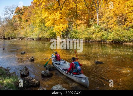 201011 -- LIVINGSTON É.-U., le 11 octobre 2020 -- les Canoers sont partis sur la rivière Hudson pour profiter du feuillage automnal au Island Lake Recreation Center, dans le comté de Livingston, au Michigan, aux États-Unis, le 11 octobre 2020. Photo de /Xinhua U.S.-EASTERN MICHIGAN-FALL-FEUILLAGE JoelxLerner PUBLICATIONxNOTxINxCHN Banque D'Images