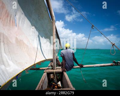 Local sur bateau Outrigger, bateau Ngalawa, boutre, Zanzibar, Tanzanie Banque D'Images