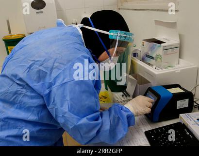 201012 -- PETAH TIKVA, 12 octobre 2020 -- Un agent de santé utilise une machine de test rapide du coronavirus Sofia au centre des services de santé Clalit dans la ville israélienne de Petah Tikva, le 11 octobre 2020. Photo de /Xinhua ISRAEL-PETAH TIKVA-FAST COVID-19 TEST GilxCohenxMagen PUBLICATIONxNOTxINxCHN Banque D'Images