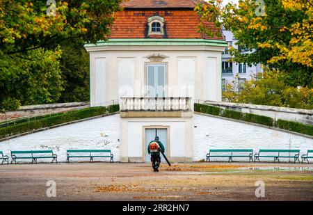 201013 --BEIJING, le 13 octobre 2020 -- un membre du personnel nettoie les feuilles tombées dans le jardin du Palais Belvedere à Vienne, Autriche, le 12 octobre 2020. PHOTOS XINHUA DU JOUR GuoxChen PUBLICATIONxNOTxINxCHN Banque D'Images