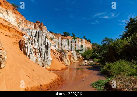 Petite rivière Suoi Tien ou ruisseau de fée par des dunes de sable et des rochers, Mui ne, Vietnam Banque D'Images