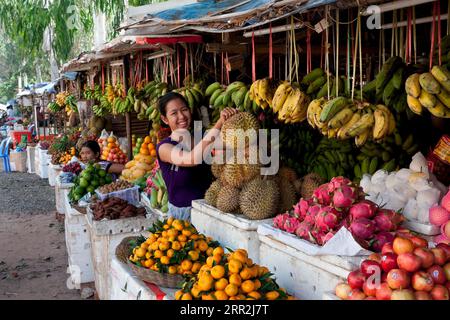 Vendeur de fruits, étal de fruits, marché, Siem Reap, Cambodge, Asie du Sud-est Banque D'Images