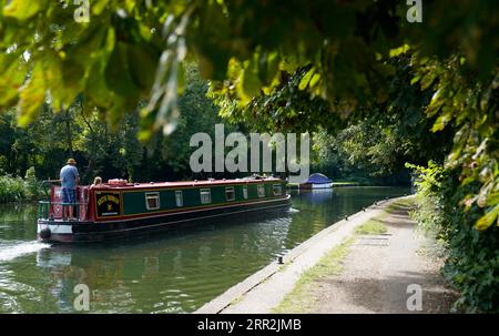 Un bateau de canal est conduit le long de la Tamise à Hurley, Berkshire, alors que les prévisionnistes prédisent une «dernière dose de l'été», avec des périodes chaudes atteignant 32 ° C mercredi et jeudi dans le centre et le sud de l'Angleterre. Date de la photo : mercredi 6 septembre 2023. Banque D'Images